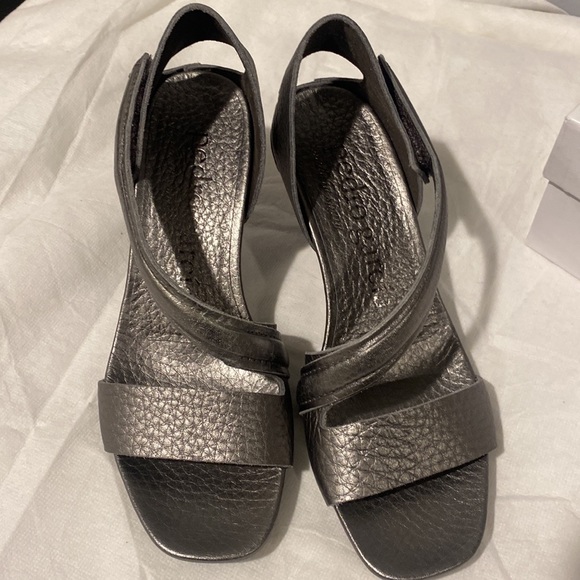 Cirine Metallic Asymmetrical Ankle
Pedro Garcia "Cirine" metallic sandals - Picture 6 of 13